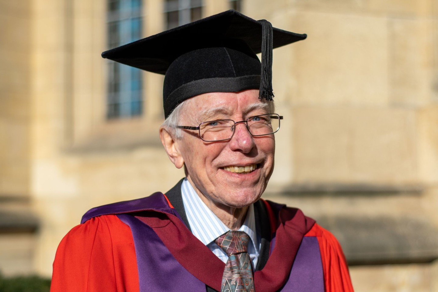 Dr. Nick Axten, 76, der 1970 ein Doktorat begann, und nach gut 50 Jahren seinen Abschluss gemacht hat.