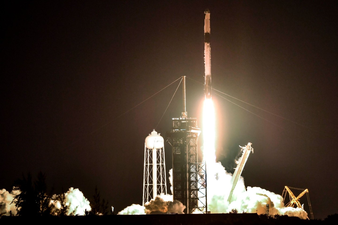 Eine SpaceX Falcon 9-Rakete hebt vom Kennedy Space Center in Florida ab. Die Dragon-Kapsel befindet sich an der Spitze der Rakete.