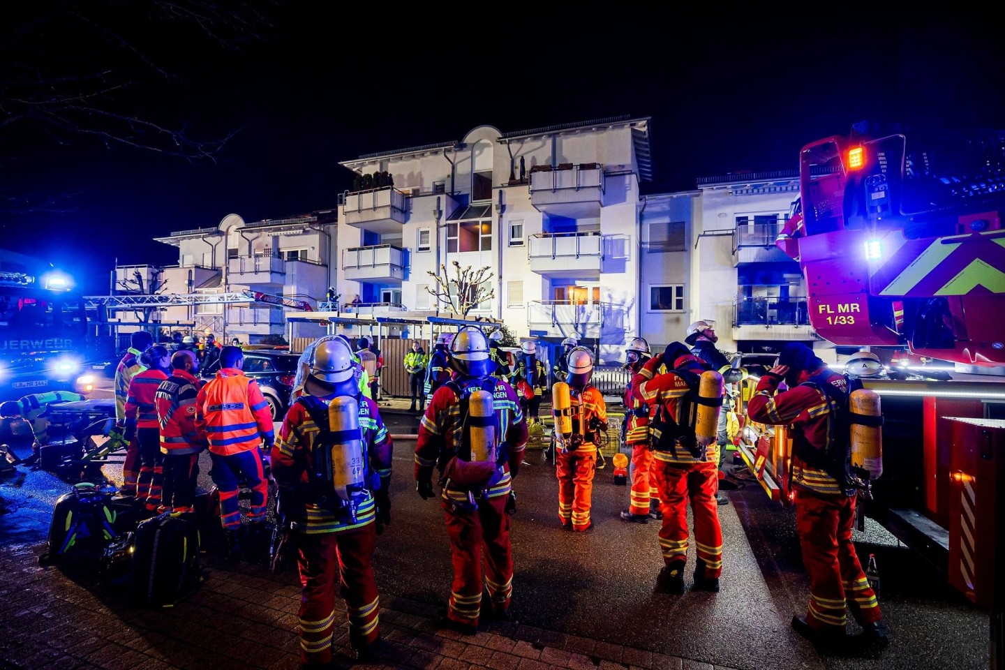 Bei einem Feuer in einem Mehrfamilienhaus in Baden-Württemberg sind drei Menschen ums Leben gekommen.