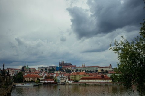 Drei Leichen liegen in Prager Park - Polizei ermittelt
