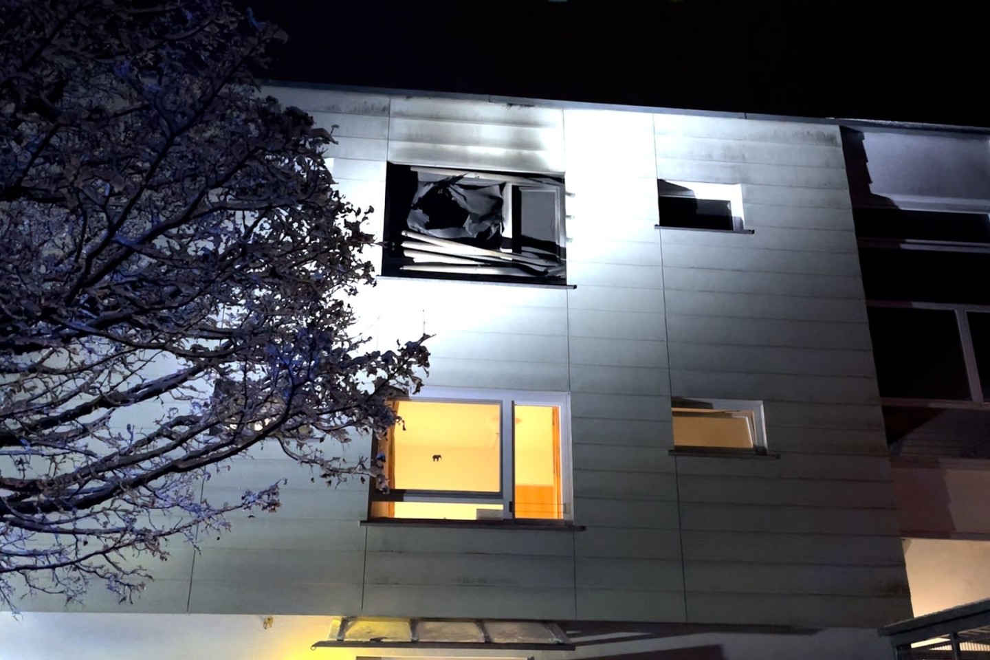 Ein rußgeschwärztes Fenster auf einer oberen Etage der Pflegeeinrichtung.
