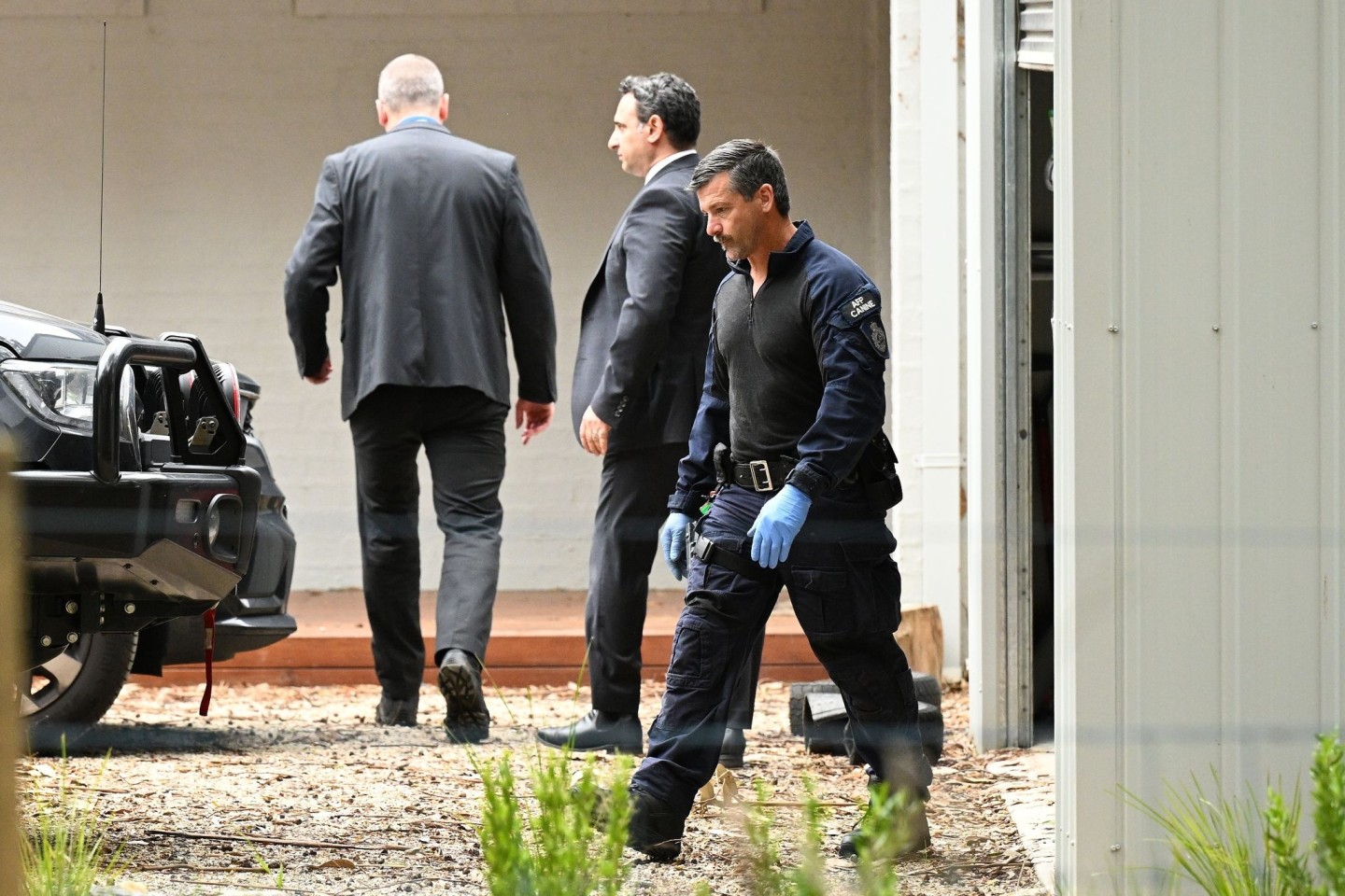 Polizeibeamte untersuchen ein Grundstück in Leongatha, Victoria.