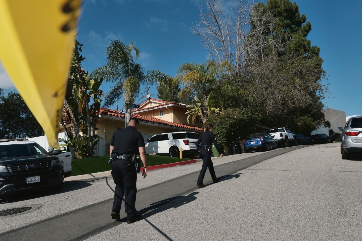 Die Polizei sperrt im Nobelviertel Beverly Crest in LOsa Angeles ein Haus ab, nachdem drei Frauen in einem Auto von Unbekannten getötet worden.