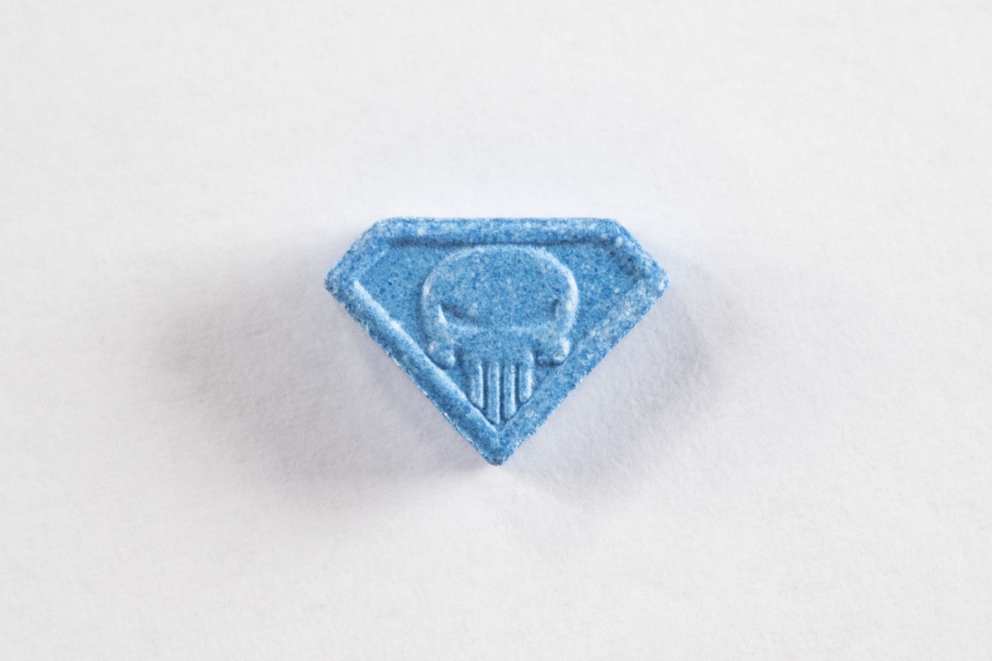 Eine Ecstasy-Pille mit dem «Blue Punisher»-Motiv.