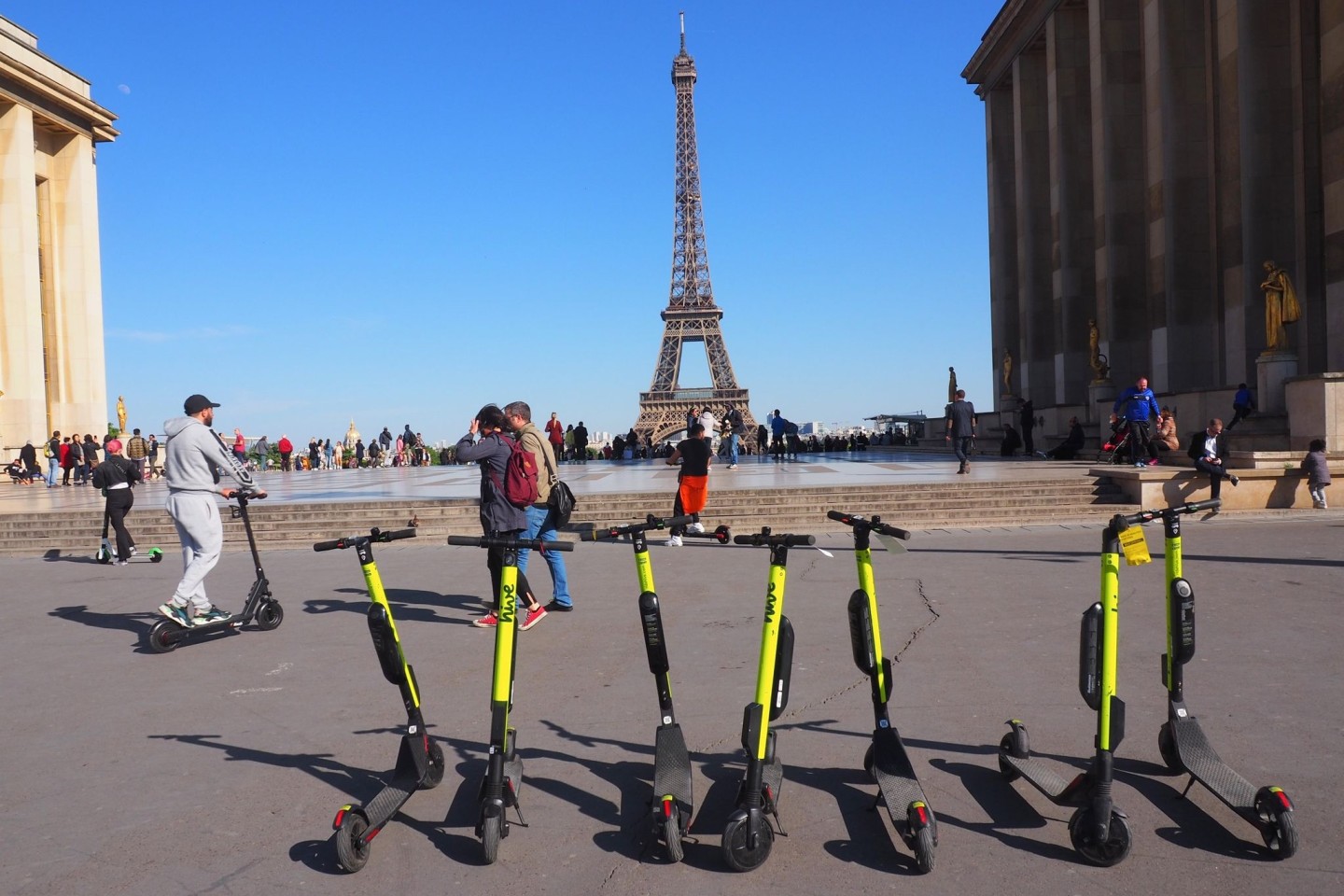 E-Scooter stehen zum Mieten auf dem Pariser Place du Trocadero bereit.