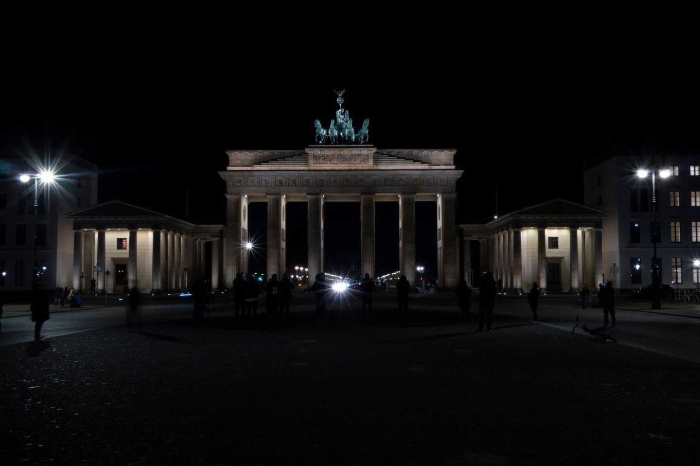 Das Brandenburger Tor liegt während der Earth Hour im Dunkeln.