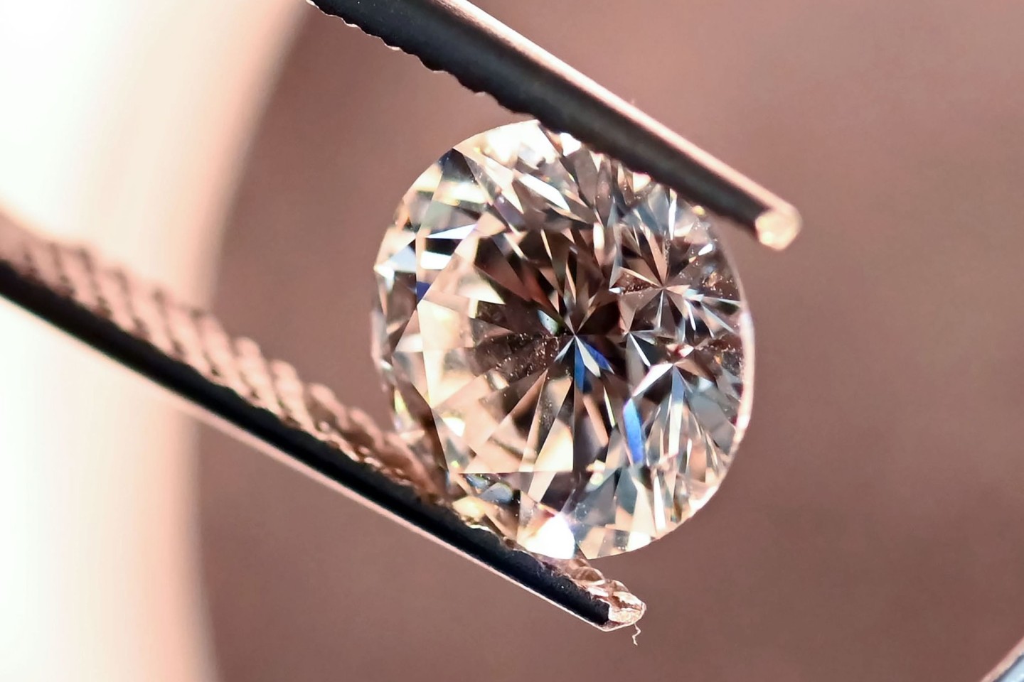 Bei der DDI Stiftung Deutsches Diamant Institut wird ein natürlicher Diamant mit 3,53 Karat in ein Diamantprüfgerät gelegt. Mit dem Gerät wird geprüft ob es sich um synthetische oder na...
