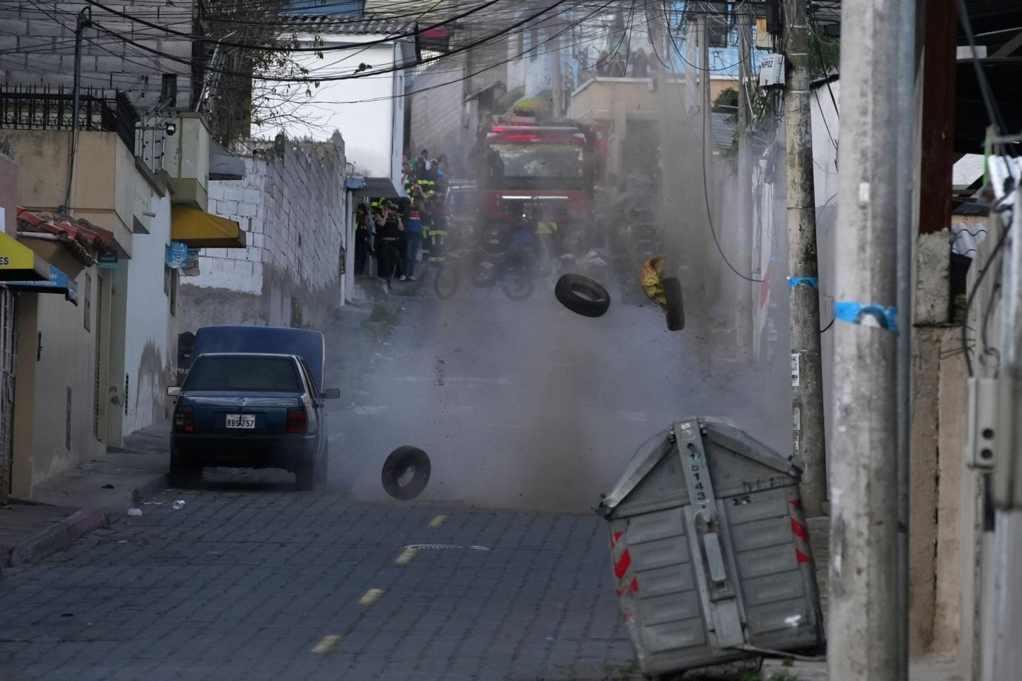 Die Polizei führt eine kontrollierte Explosion eines verdächtigen Fahrzeugs durch, das einen Häuserblock vom Gefängnis El Inca entfernt geparkt ist.
