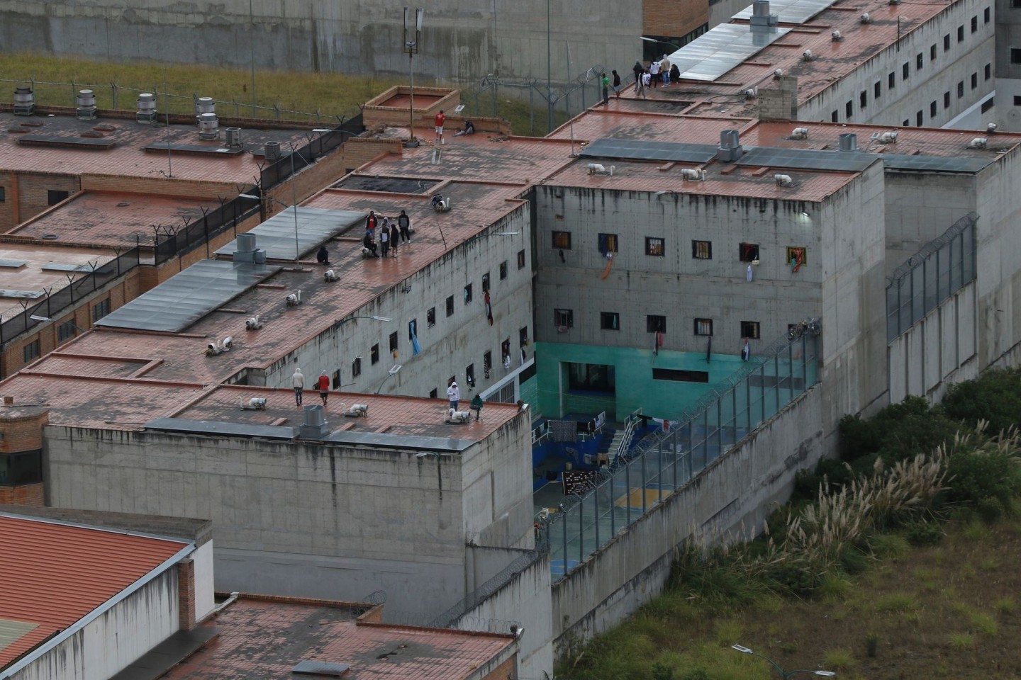 Blick auf das Turi-Gefängnis, wo Dutzende von Gefängniswärtern und Polizisten von den Insassen entführt wurden.