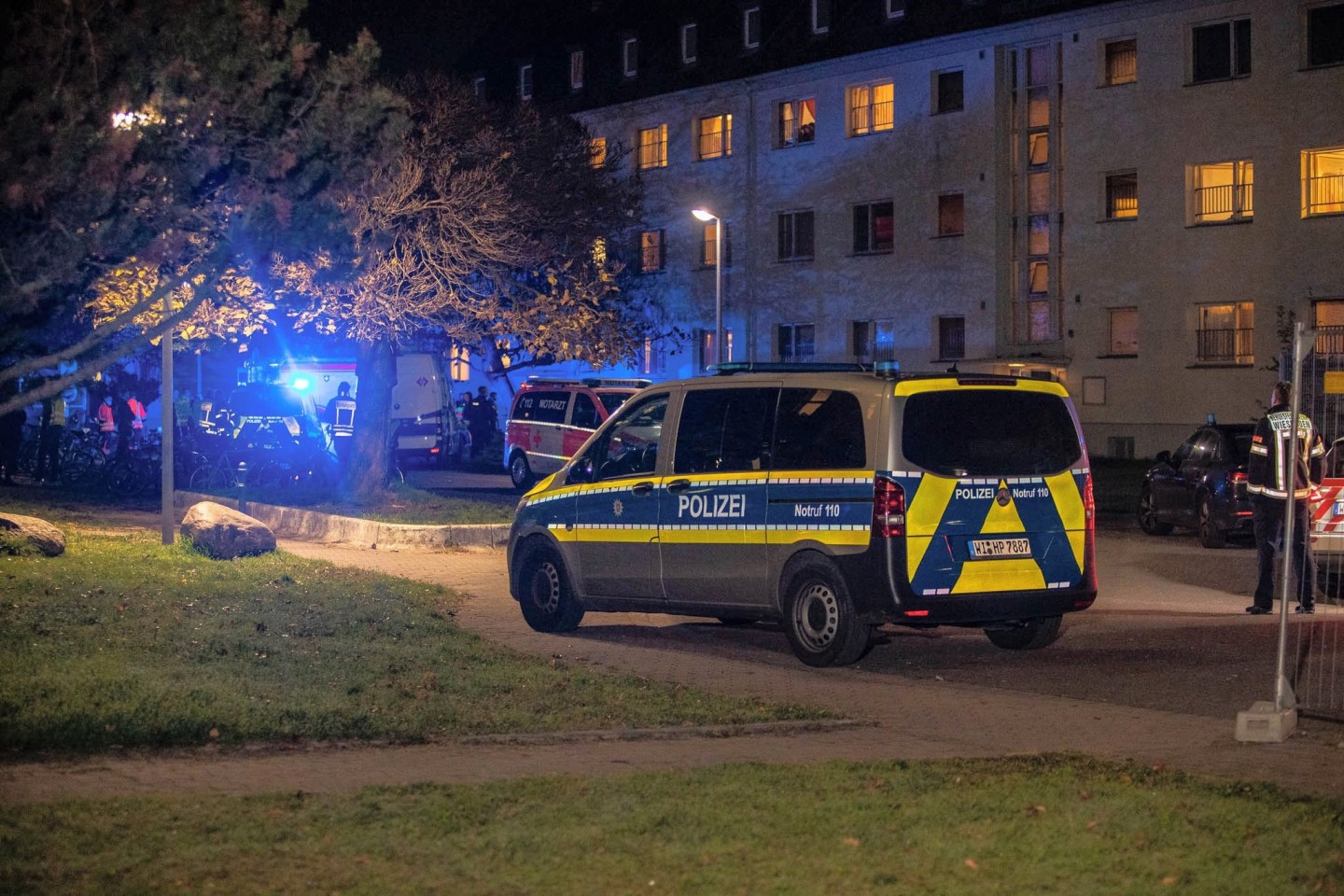 Polizei und Rettungskräfte sind nach der Auseinandersetzung in einer Asylunterkunft im Wiesbadener Ortsbezirk Mainz-Kastel vor Ort.
