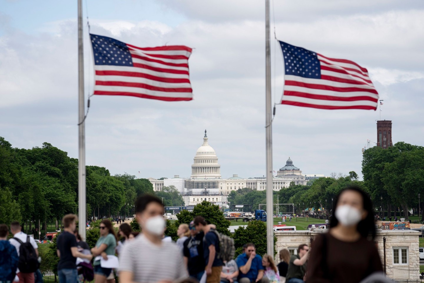 US-Nationalflaggen wehen am Washington Monument auf halbmast, um der Corona-Toten zu gedenken.