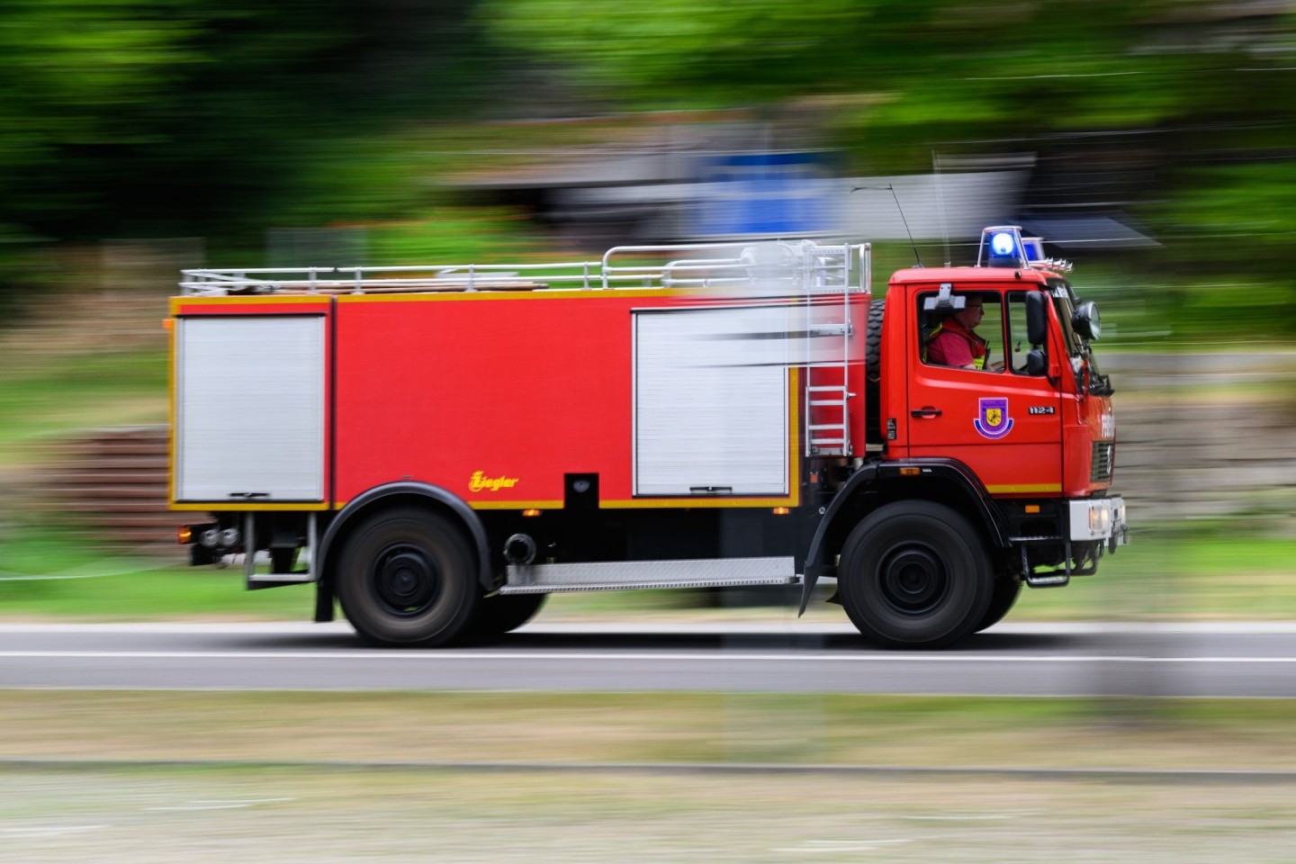Eine Feuerwehr rast im Nationalpark Sächsische Schweiz zum Einsatzort.