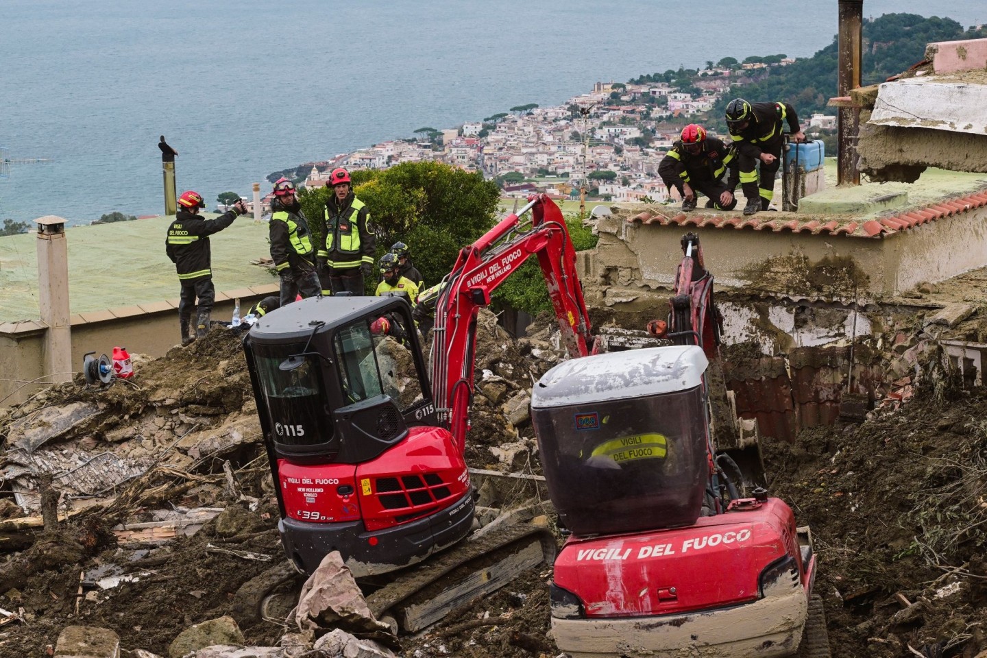 Rettungskräfte sind nach einem Erdrutsch auf der italienischen Insel Ischia im Einsatz.