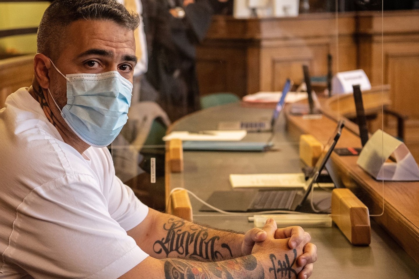 Der Rapper Bushido, sitzt zu Beginn eines Prozesses gegen den Chef einer bekannten arabischstämmigen Großfamilie in einem Gerichtssaal des Landgerichts Berlin (2020).