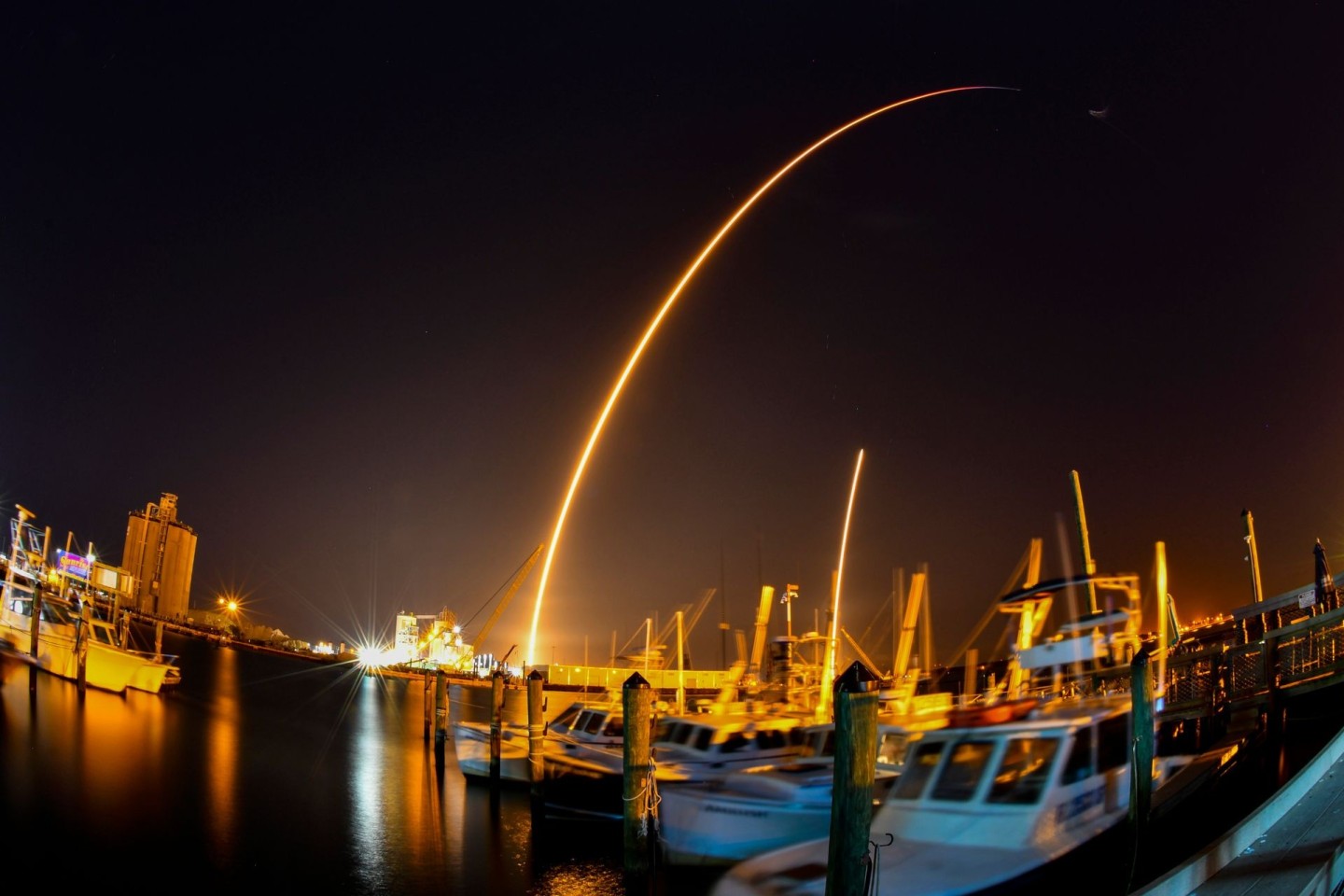 Mit einem Fischaugenobjektiv aufgenommene Langzeitbelichtung des Starts einer Falcon 9-Rakete des US-Raumfahrtunternehmens SpaceX vom Weltraumbahnhof Cape Canaveral.