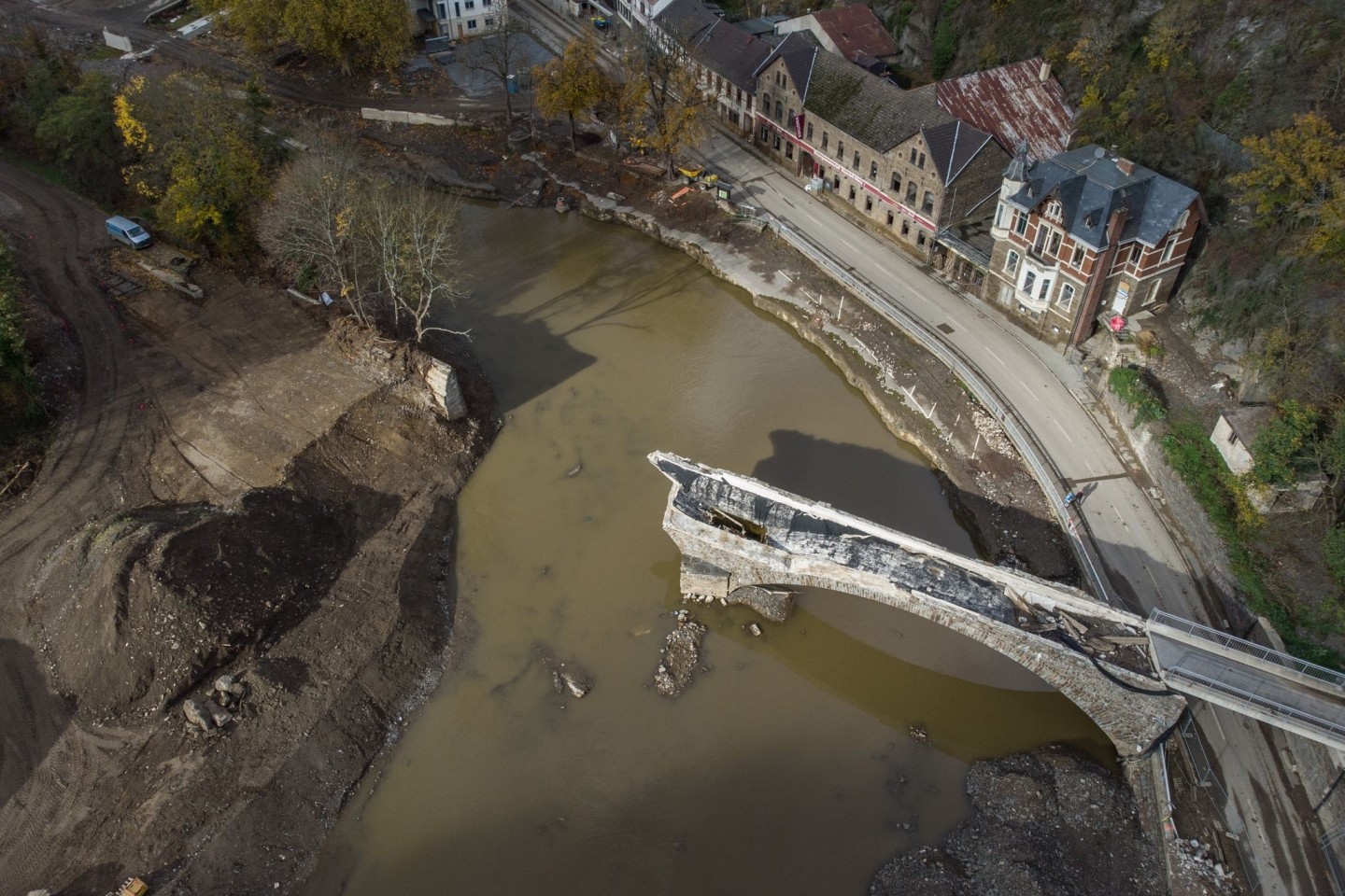 Die von der Flut zerstörte Eisenbahnbrücke über dem Fluss Ahr in Altenahr.