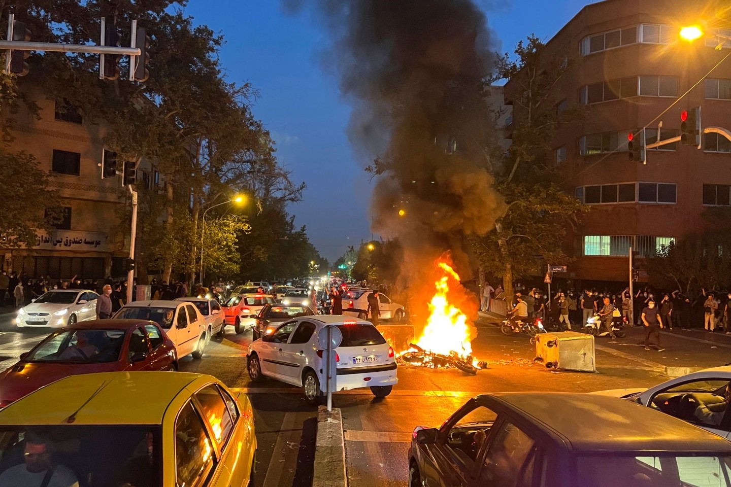 In Teheran brennt am Montagabend ein Polizeimotorrad.