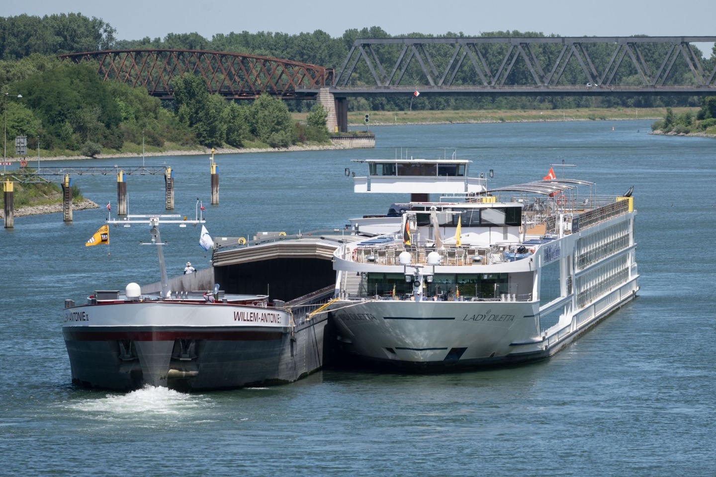 Ein Schiff schleppt das Flusskreuzfahrtschiff ab, das bei Rheinstetten (Landkreis Karlsruhe) havariert war.