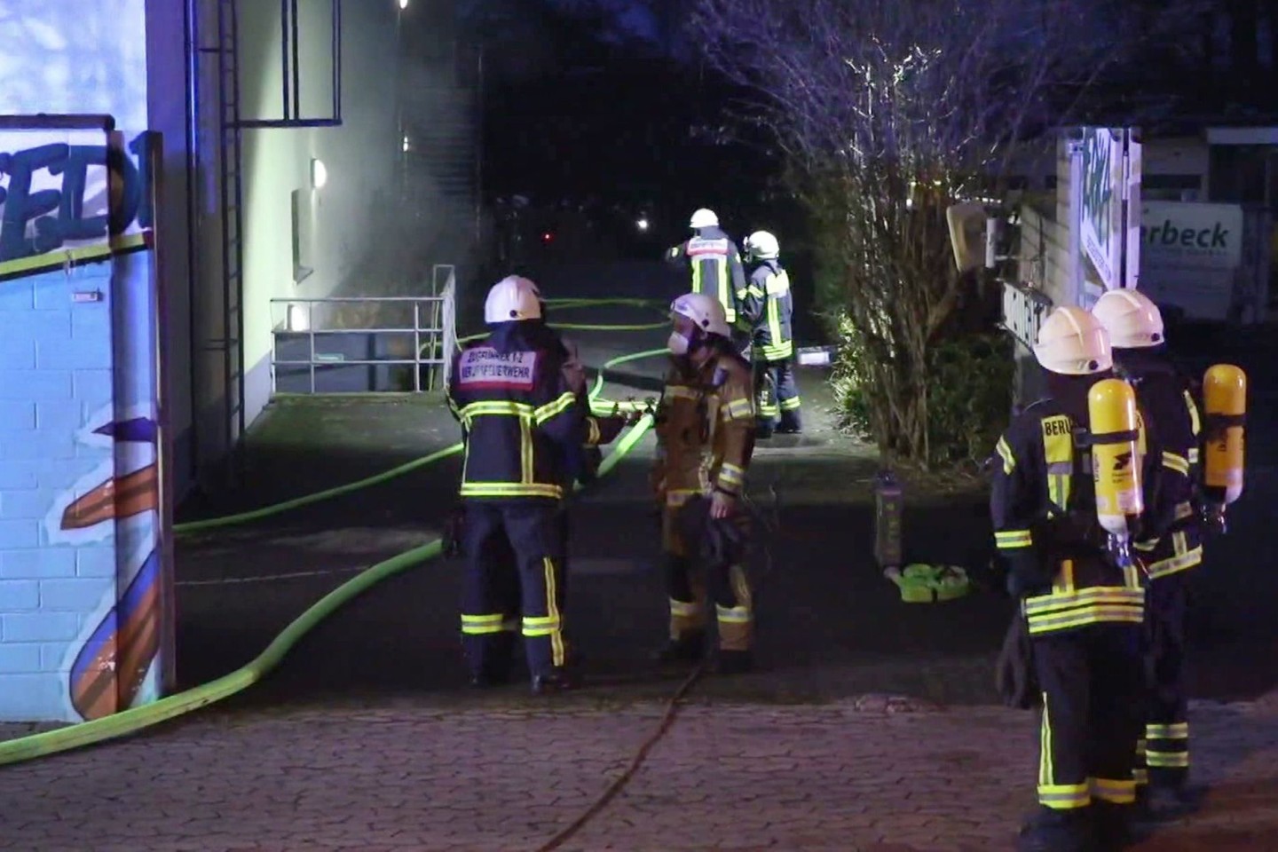 Feuerwehrleute stehen im Kölner Zoo.