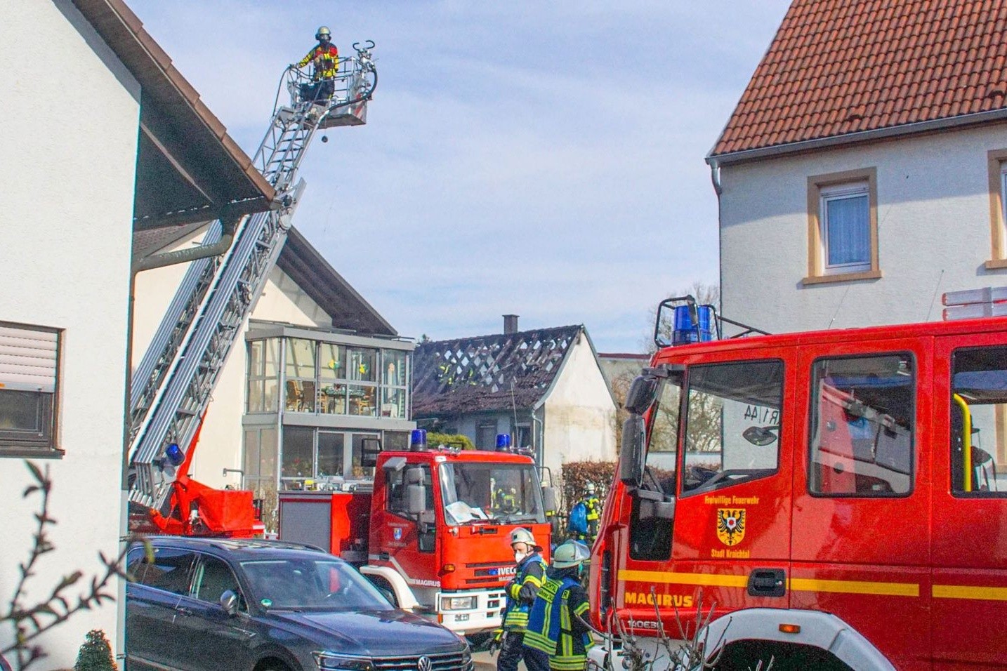 Einsatzkräfte der Feuerwehr löschen den Brand in einem Einfamilienhaus.