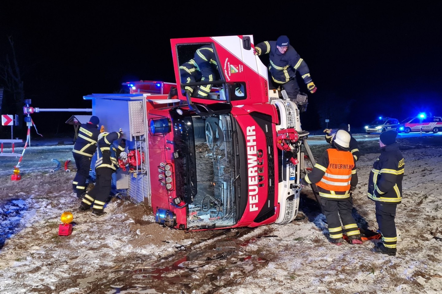 Helfer in Not: In Brandenburg verunglückte ein Feuerwehr-Fahrzeug auf dem Weg zu einem Unfall mit zwei Lkw.