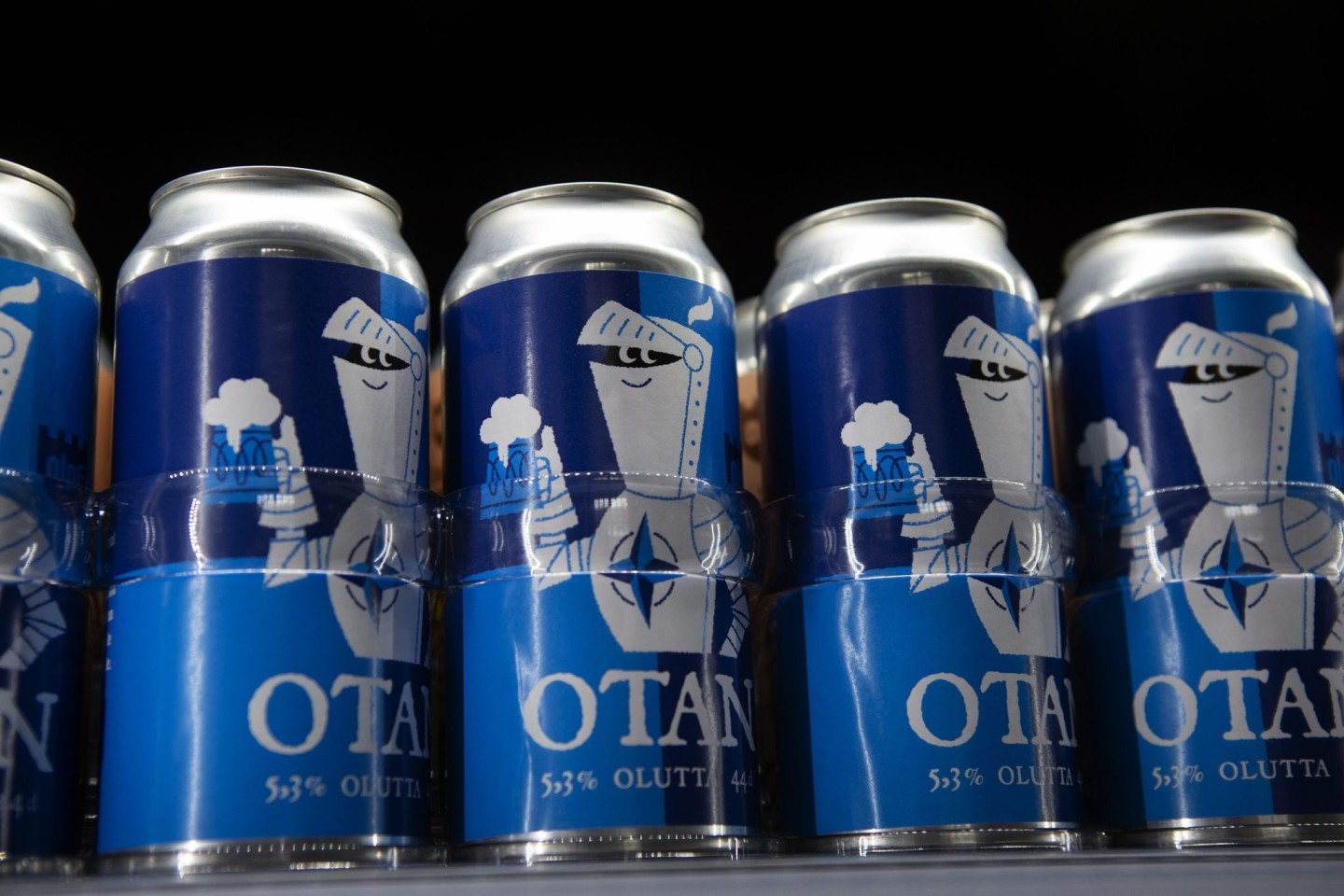 Bierdosen der Olaf Brewing Company der Marke Otan (Nato). Otan ist die Abkürzung für die Nato in den romanischen Sprachen.
