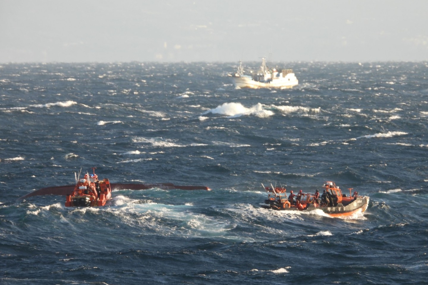 Suchmaßnahmen laufen in den Gewässern südlich der Ferieninsel Jeju, nachdem ein 29 Tonnen schweres Fischerboot gekentert ist.