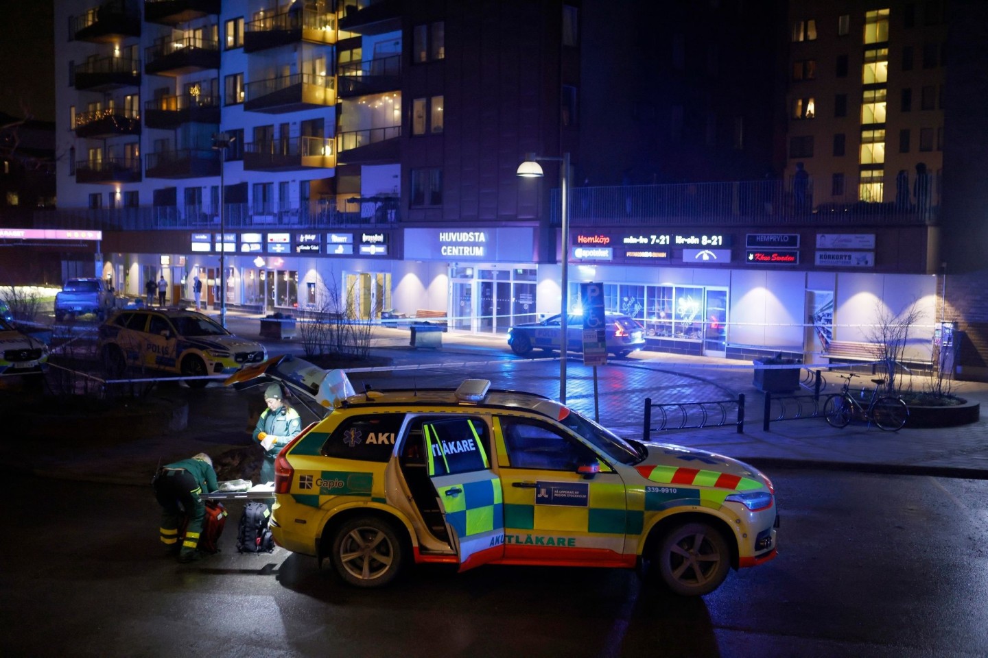 Medizinisches Personal steht in Solna nördlich von Stockholm an der Stelle, an der ein Mann erschossen aufgefunden wurde.