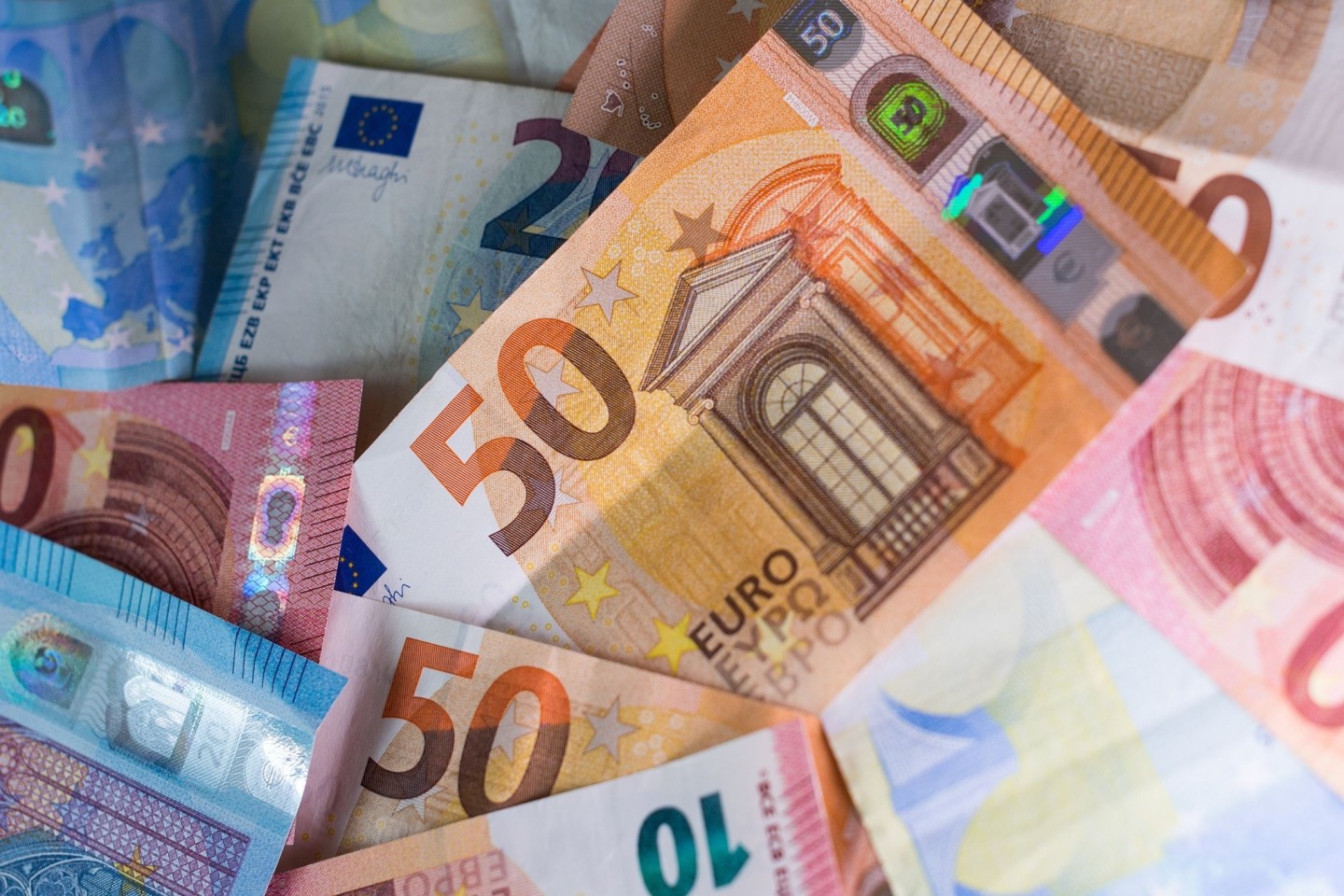 In Mainz sind Geldscheine im Wert von mindestens 50.000 Euro aus einem Haus geweht worden (Symbolbild).