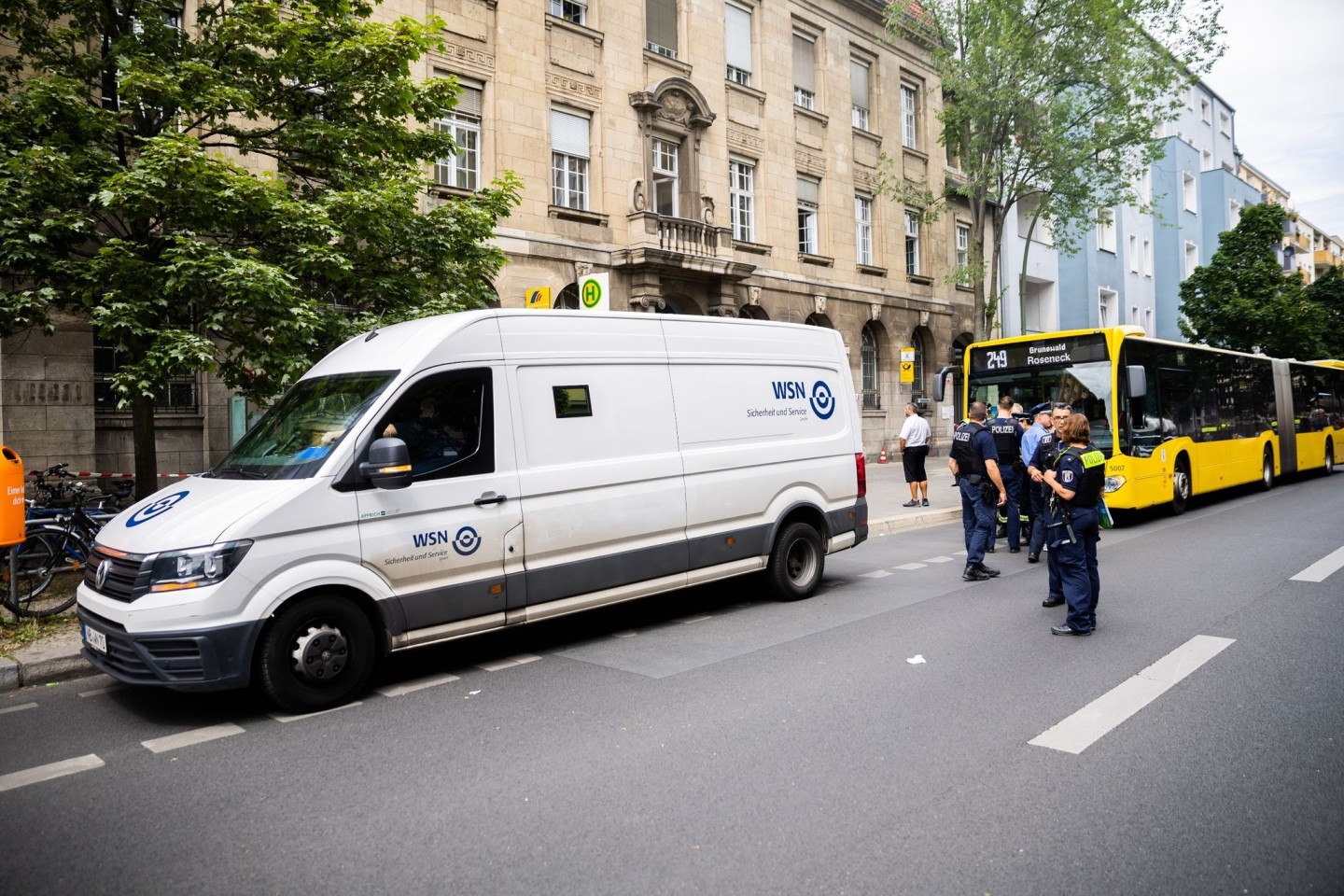 Polizeieinsatz in Berlin: Der überfallene Werttransporter ist in der Uhlandstraße im Bezirk Charlottenburg-Wilmersdorf geparkt.