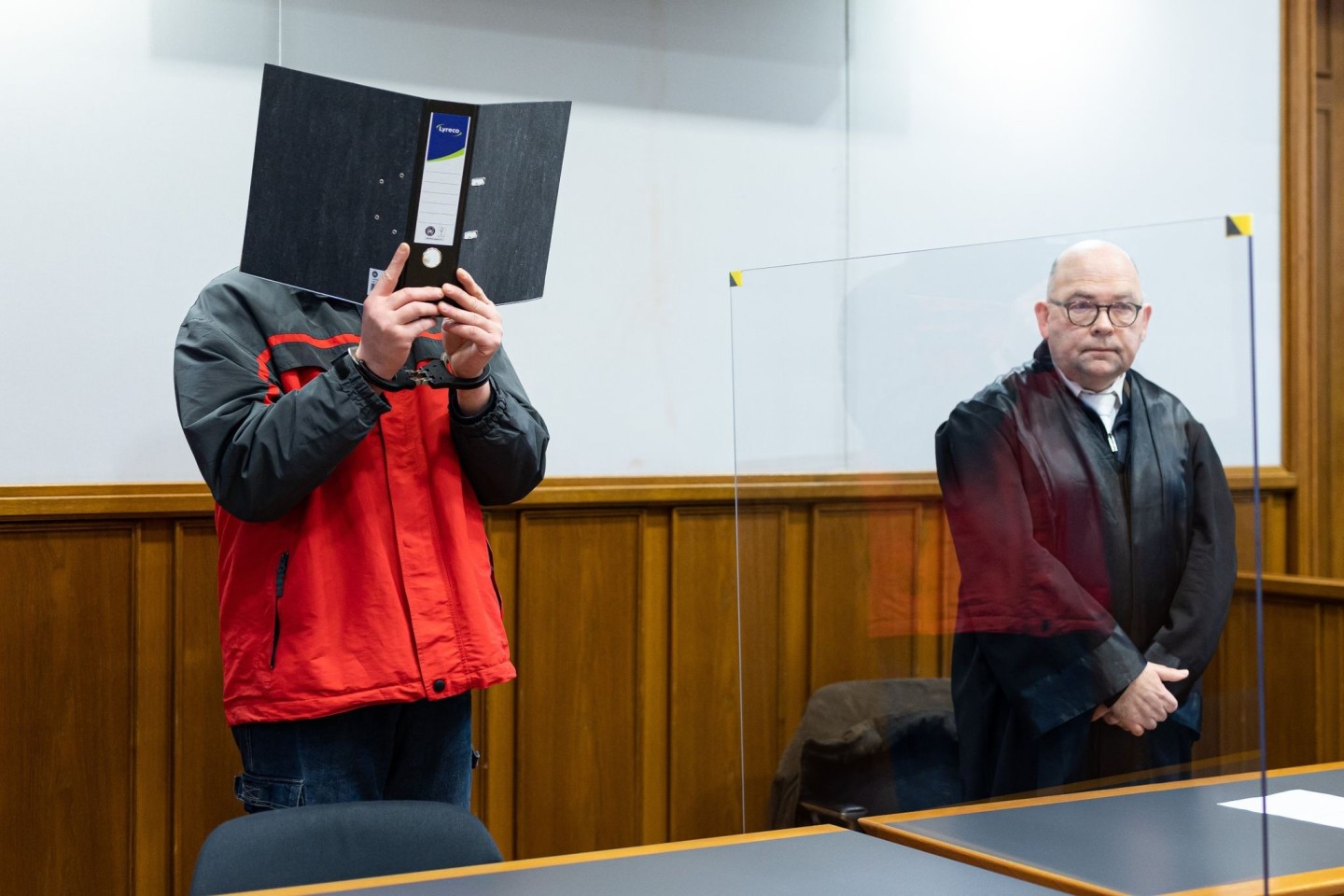 Der Angeklagte steht vor Beginn der Gerichtsverhandlung in einem Gerichtssaal im Landgericht Bückeburg.