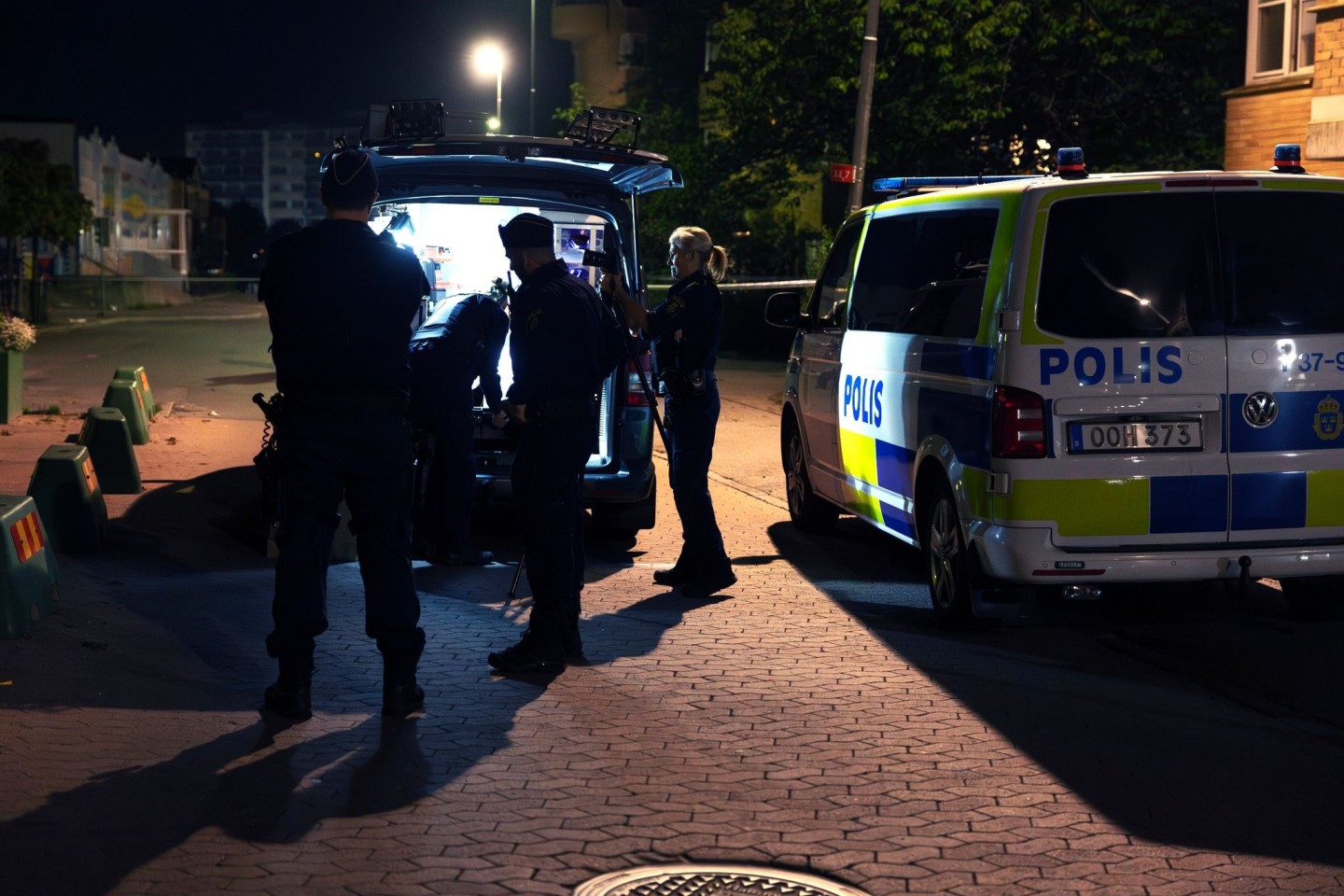 Die Polizei ermittelt am Tatort, nachdem in den frühen Morgenstunden südlich von Stockholm ein Mann erschossen und eine weitere Person verletzt worden sind.