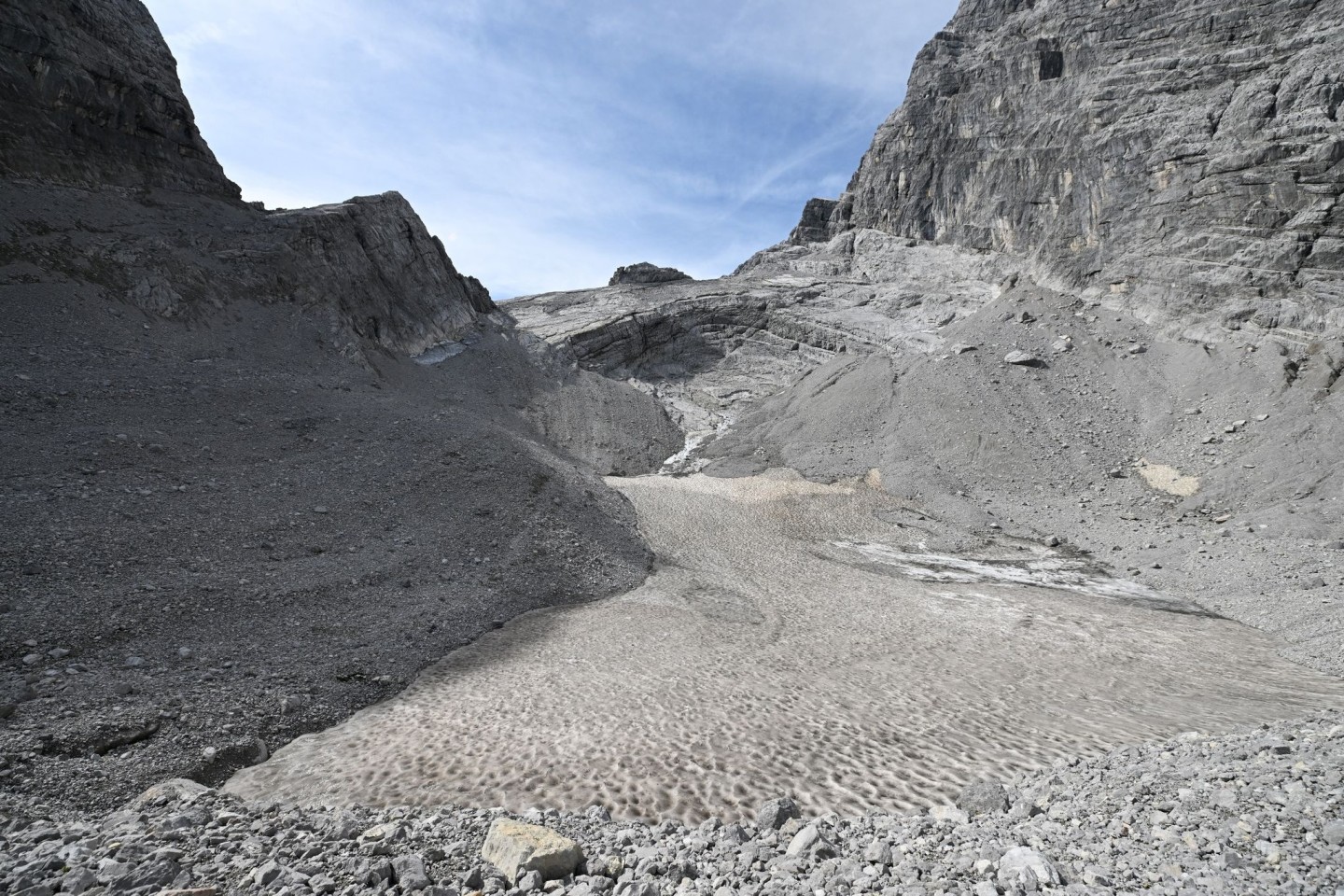 Geröll liegt auf dem Rest des Watzmanngletschers bei Berchtesgarden. Das Eis der deutschen Gletscher ist innerhalb nur eines Jahres deutlich zurückgegangen.