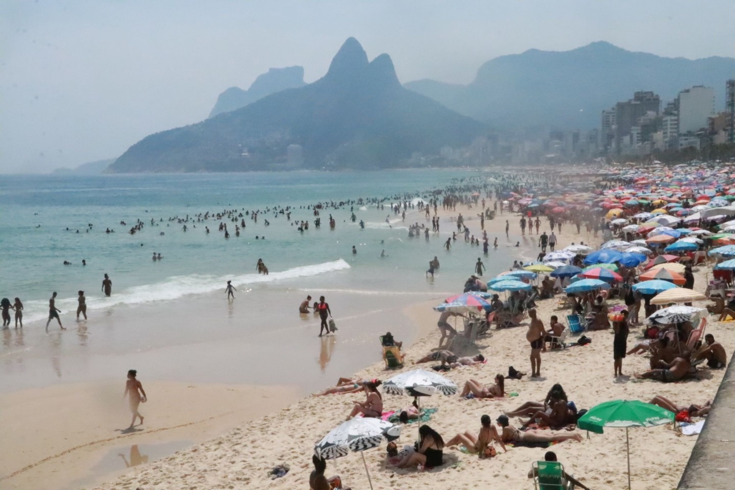 Besucher am Strand von Ipanema. Die Stadt Rio de Janeiro hatte jüngst mit 41,9 Grad Celsius erneut einen Hitzerekord gebrochen.