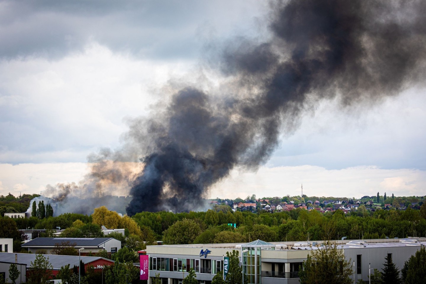 Rauch steigt bei dem Großbrand in einem Braunschweiger Industriegebiet in den Himmel.