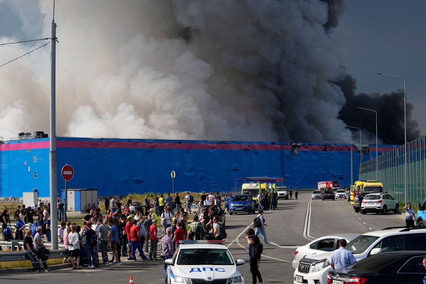 Das Feuer, das in dem Lagerhaus des führenden russischen Online-Händlers Ozon ausgebrochen ist, hat eine Fläche von 50.000 Quadratmetern erfasst und mehrere Menschen verletzt.
