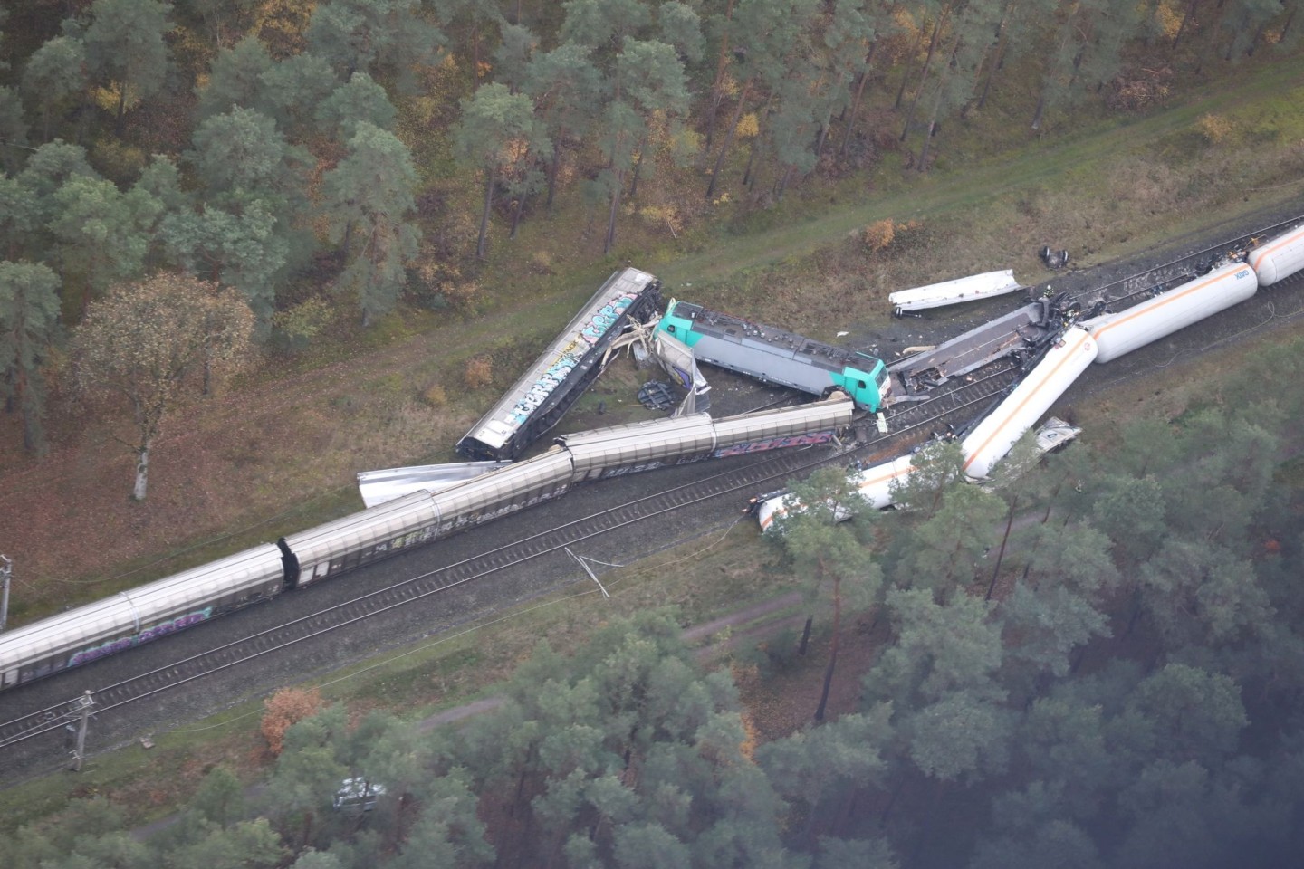 Bei dem Unglück zweier Güterzüge im Landkreis Gifhorn wurden mehrere Waggons beschädigt.