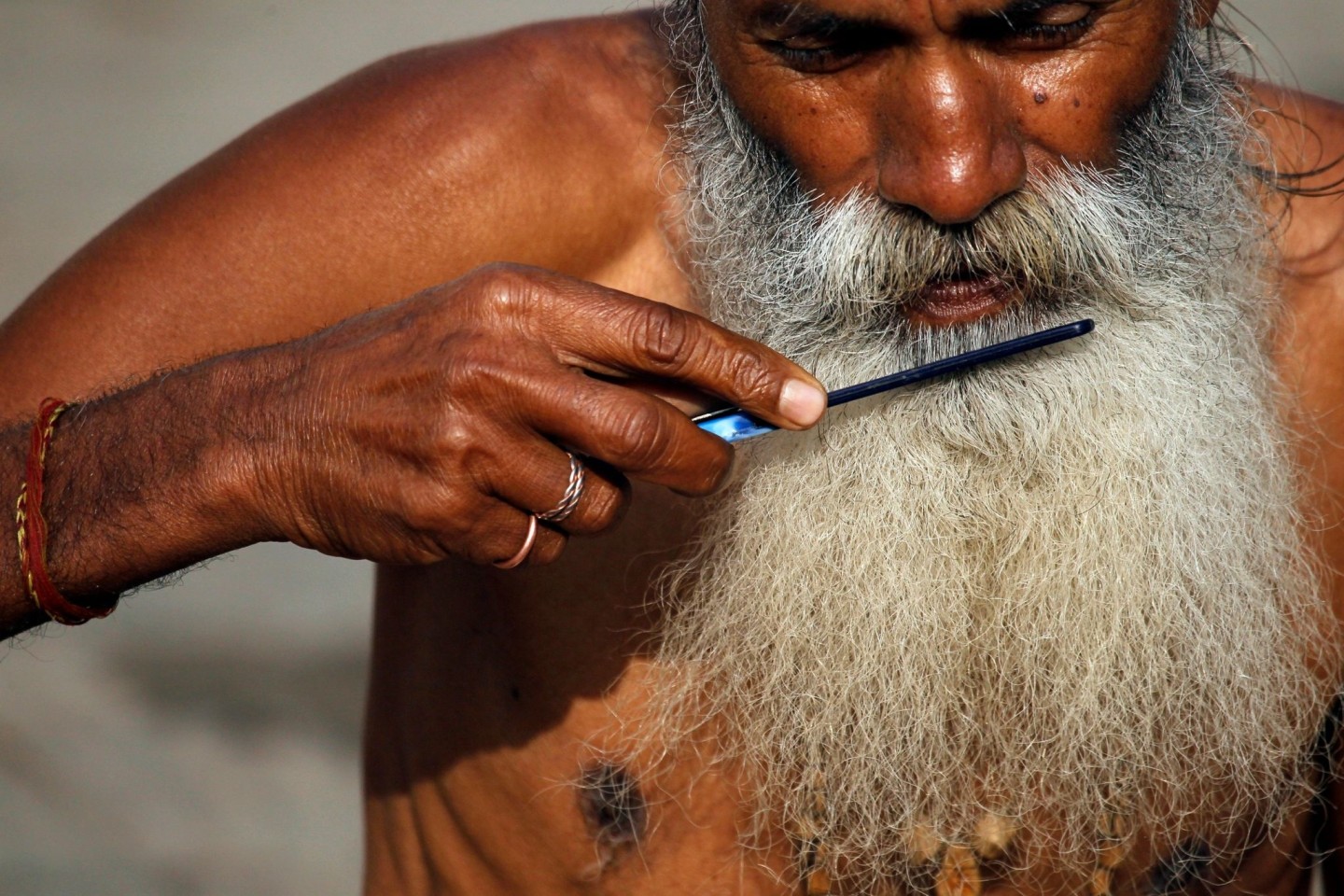 Ein strenggläubiger Hindu, ein «Sadhu» (Heiliger Mann), kämmt sich im Tempel Pashupatinath seinen Bart.