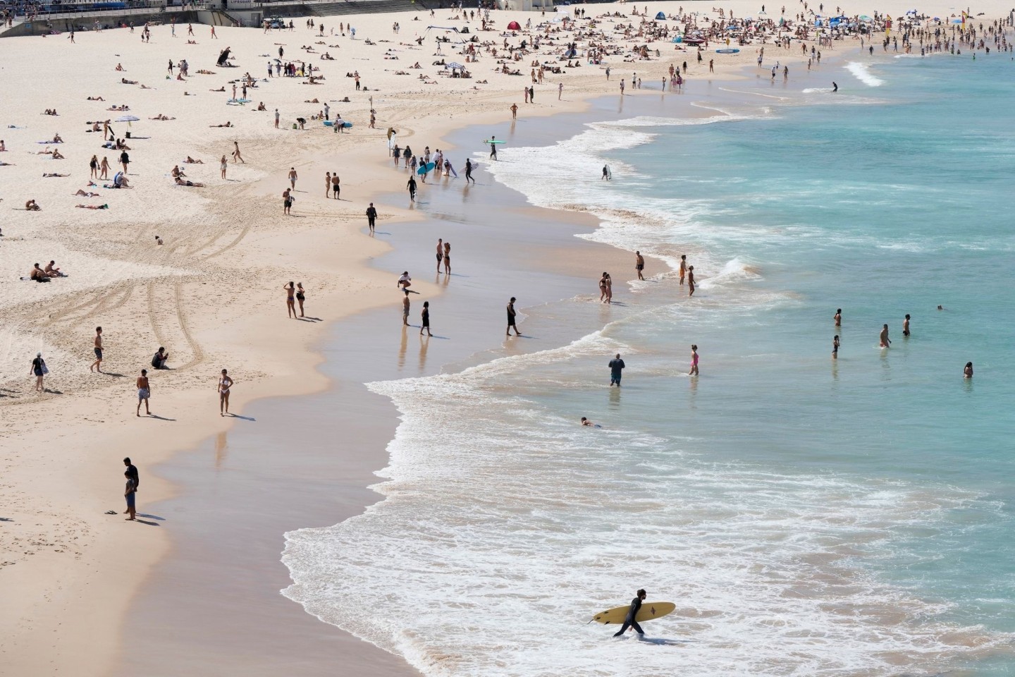 Menschen suchen Abkühlung am Bondi Beach in Sydney.