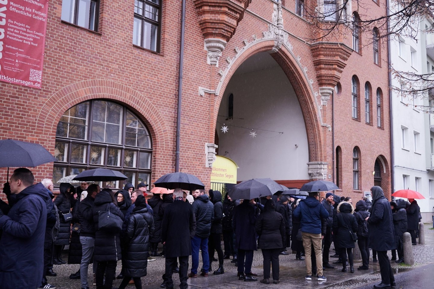 Viele Menschen haben sich auf der Schönhauser Allee in Berlin zur Trauerfeier des verunglückten McFit-Gründers Rainer Schaller versammelt.