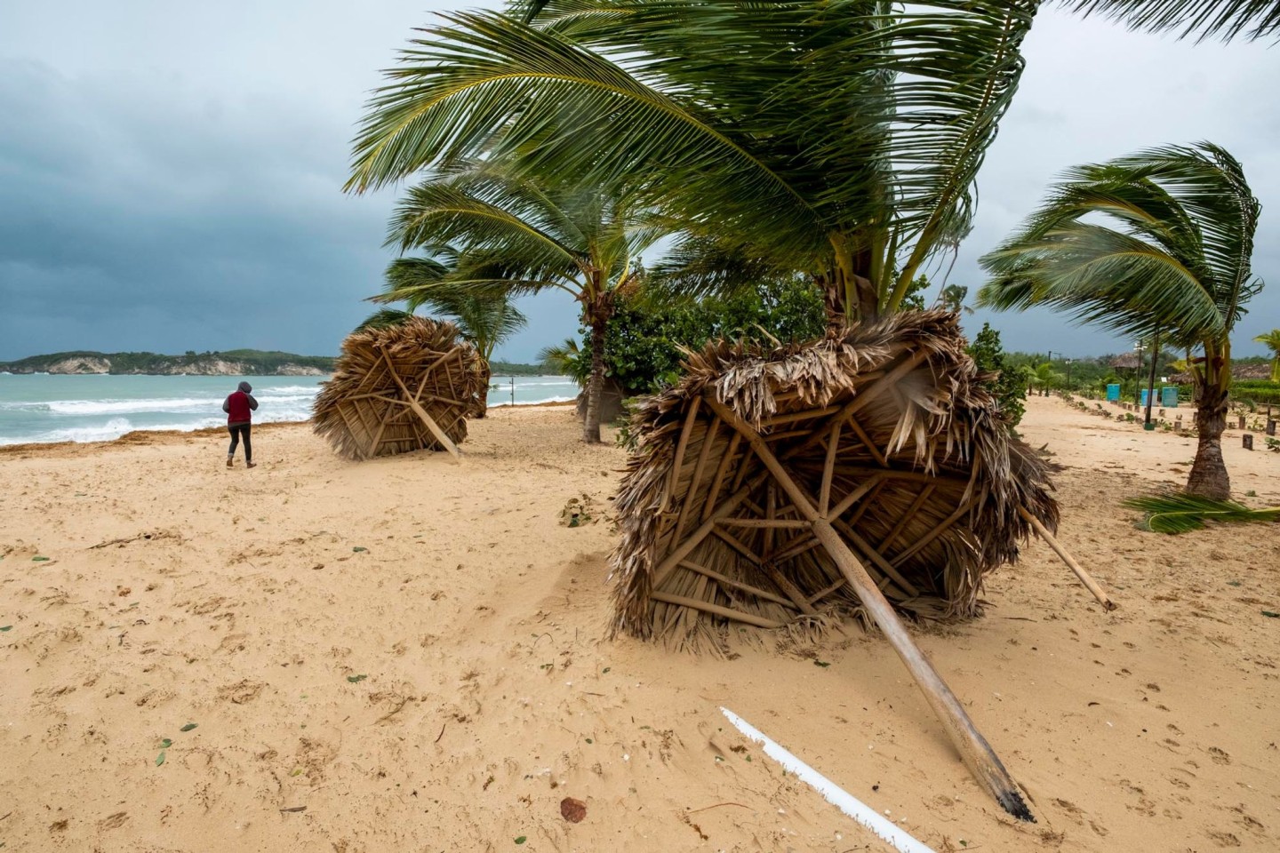 Kaputte Sonnenschirme liegen am Strand in einem Urlaubsresort nach dem Durchzug vom Hurrikan «Fiona».