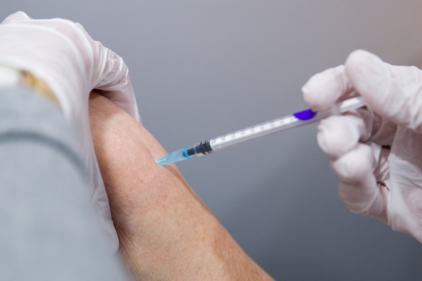 Für September wird die Zulassung neuer Impfstoffe für die Omikron-Varianten BA.1 und BA.5 erwartet.