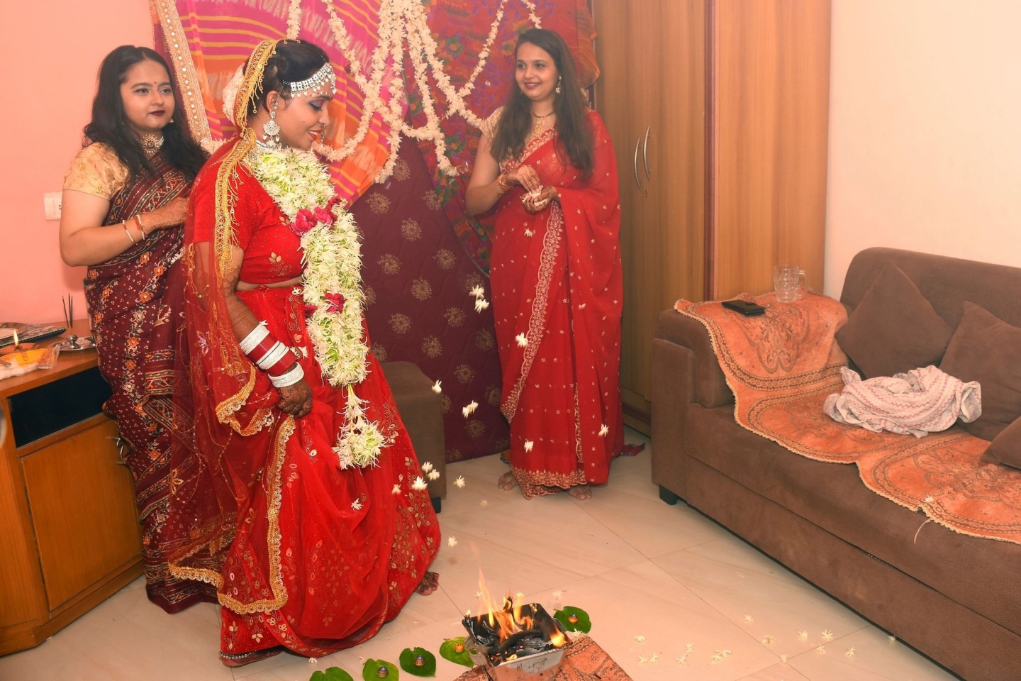 Kshama Bindu (M) vollzieht Rituale während ihrer Selbsthochzeit in ihrem Haus.