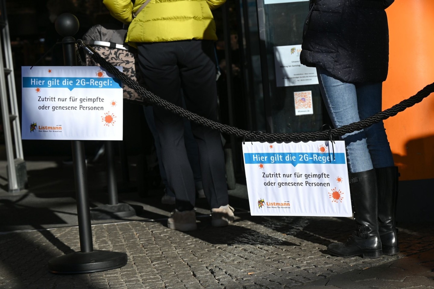 Vor einem Geschäft für Bastelbedarf in der Mainzer Innenstadt hängen Hinweisschilder mit der Aufschrift 