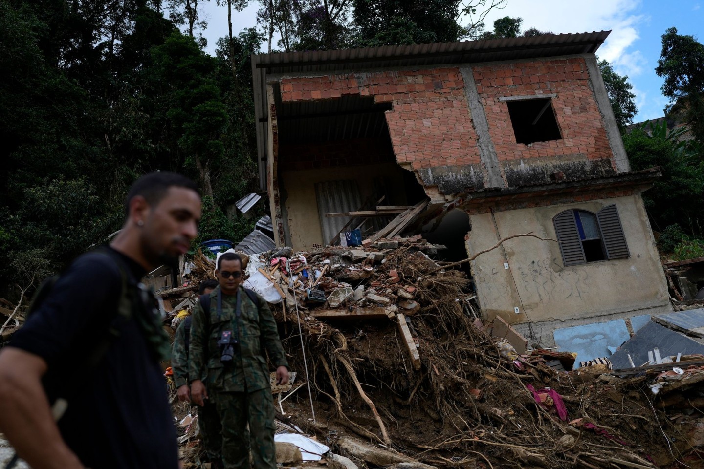 Militäroffiziere begutachten in Petropolis ein Haus, das durch einen Erdrutsch beschädigt wurde.