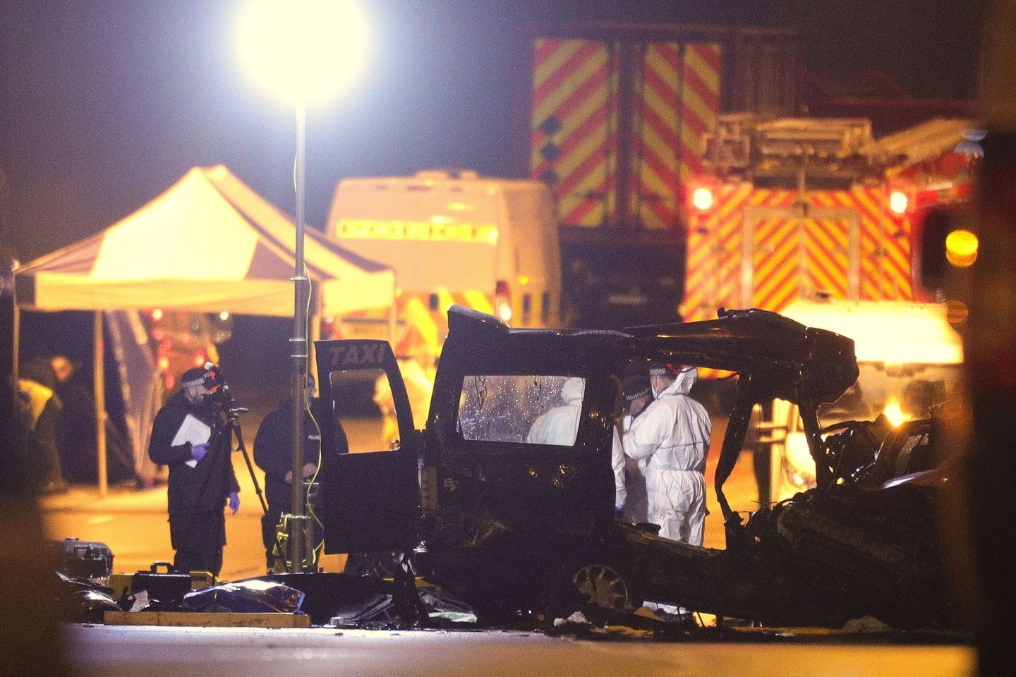 Polizisten untersuchen nach einem Unfall in Birmingham mit Toten die Unfallstelle. (Archivbild)