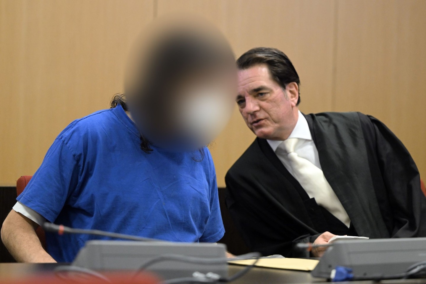 Der Angeklagte (l) unterhält sich mit seinem Anwalt Marcus Hertel vor Prozessbeginn. Weil er einen bayerischen Binnenschiffer erschlagen haben soll, muss sich ein Obdachloser in Düsseldorf...