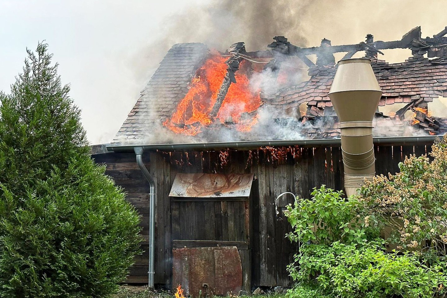 Flammen und Rauch steigen aus einem Gebäude auf dem Gelände des Freizeitparks Karls Erlebnis-Dorf im brandenburgischen Elstal bei Wustermark.