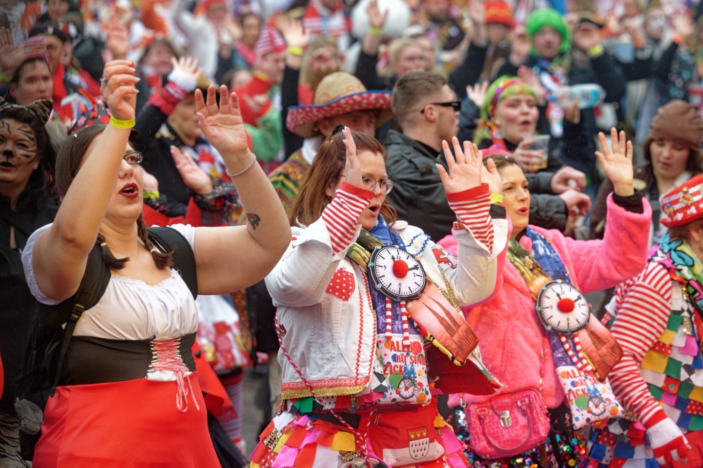 Karnevalisten feiern bei der Eröffnung des Straßenkarnevals auf dem Kölner Wilhelmplatz.