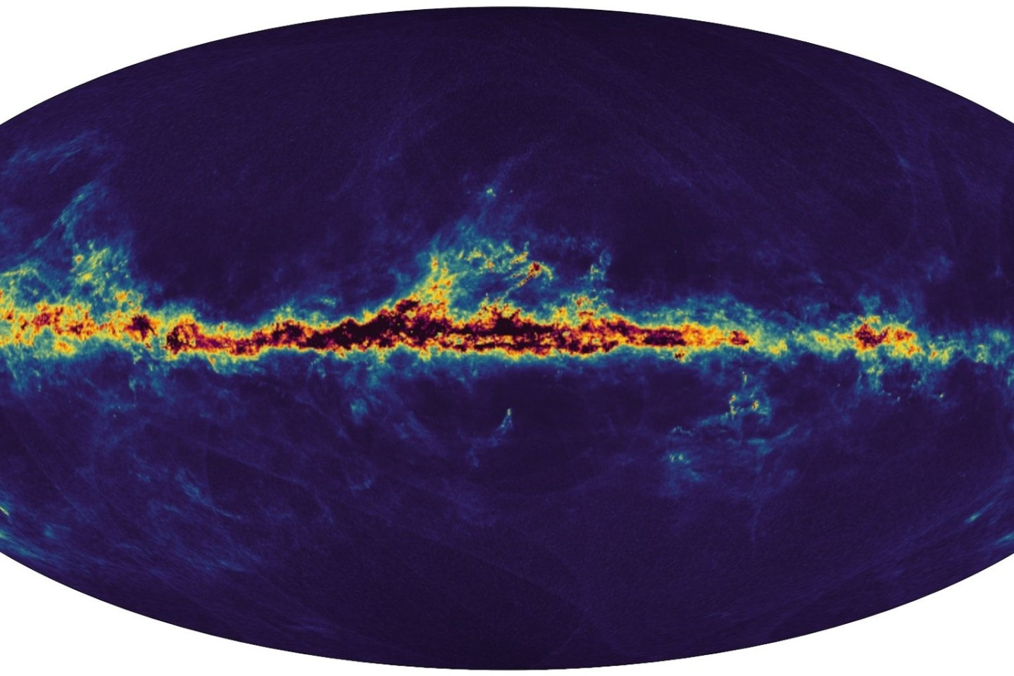 Diese Karte zeigt den interstellaren Staub, der die Milchstraße ausfüllt. Die dunklen Bereiche in der Mitte der galaktischen Ebene in Schwarz sind die Regionen mit viel interstellarem Stau...